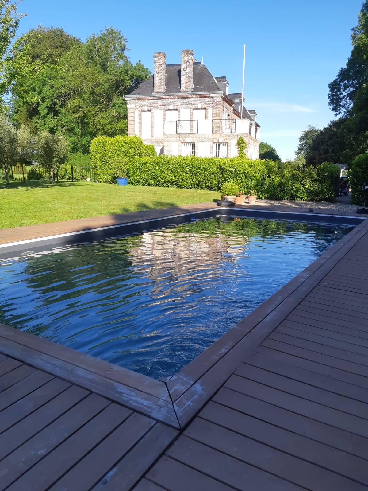 Piscine d'exception hivernée par BOHIN JARDIN
