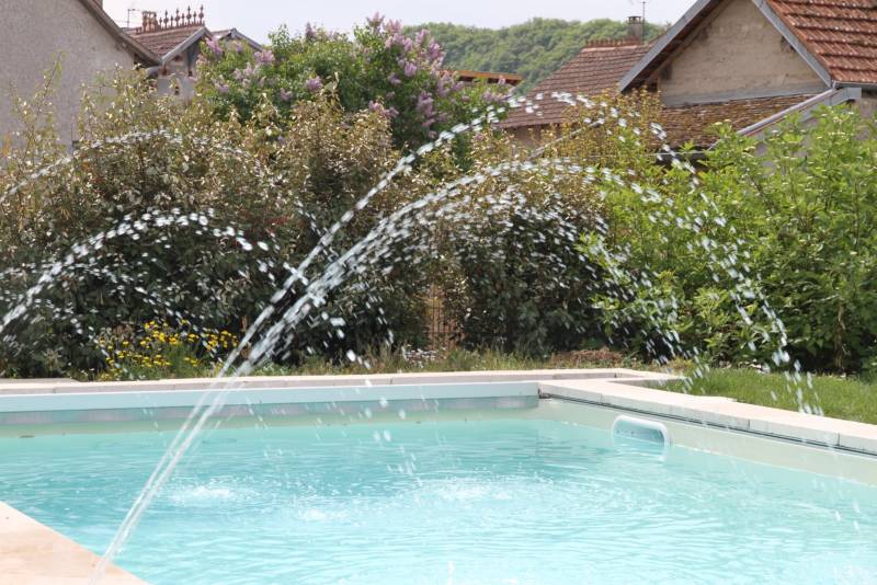 Petite piscine aménagée comme une grande prêt de chez moi 