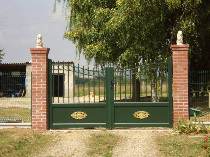 Portail en aluminium, posé avec des poteaux traditionnel en brique prés de Saint Laurent en caux