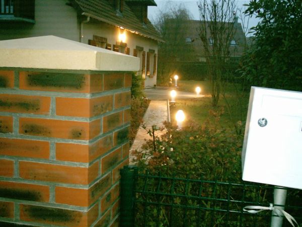 Eclairage de l'accés à la maison en Normandie