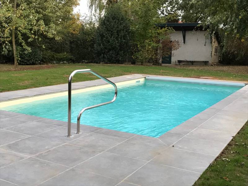 Piscine liner beige avec rampe de maintien pour PMR