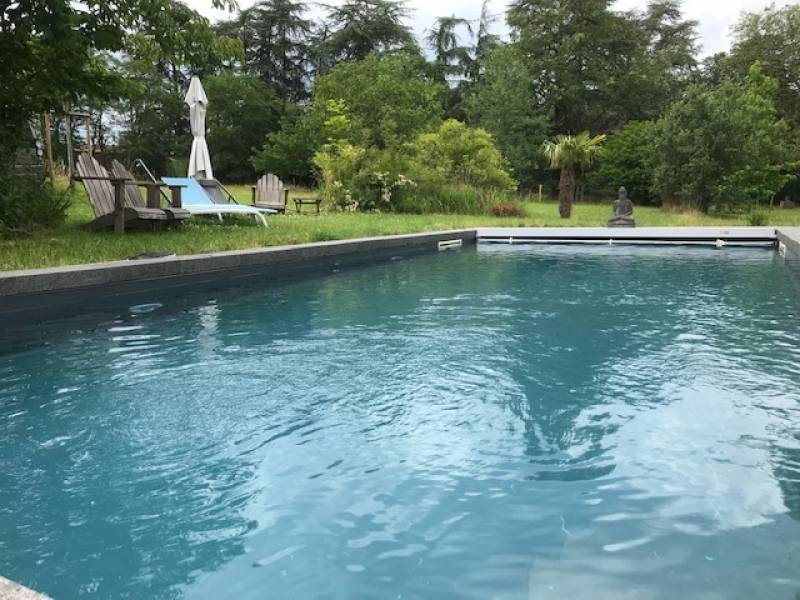 Piscine avec une eau bien traitée en Seine Maritime