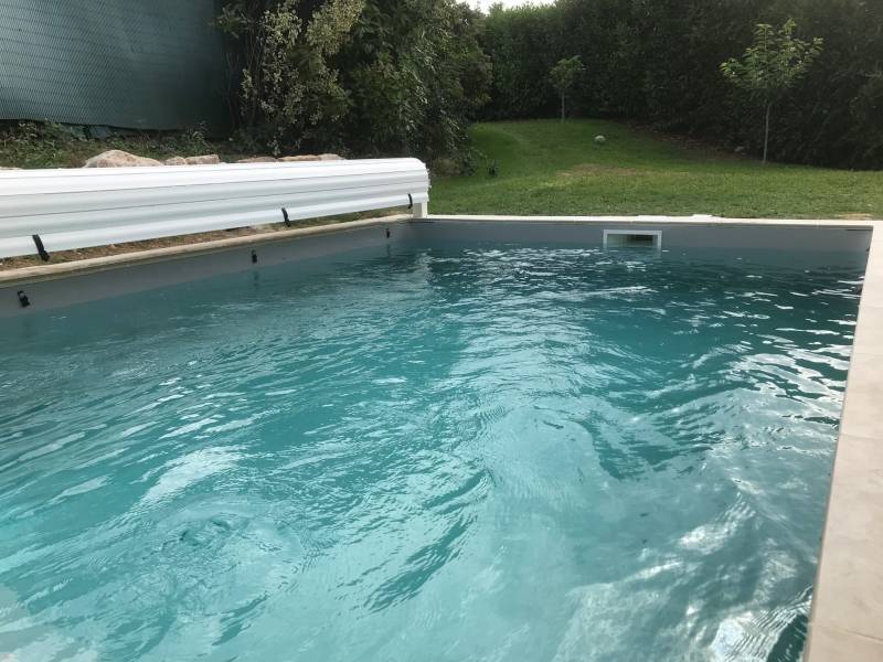 Petite piscine avec volet sur la longueur pour s'adapter à l'environnement de la propriété