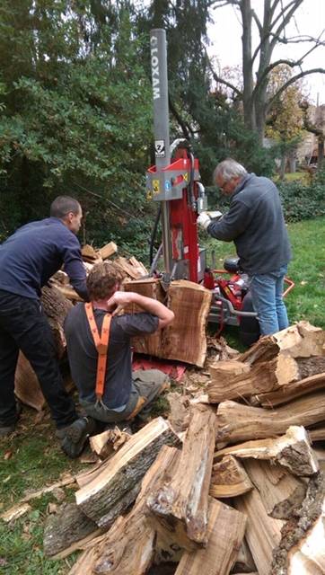 Fente de bois pour la cheminée à Bacqueville en Caux