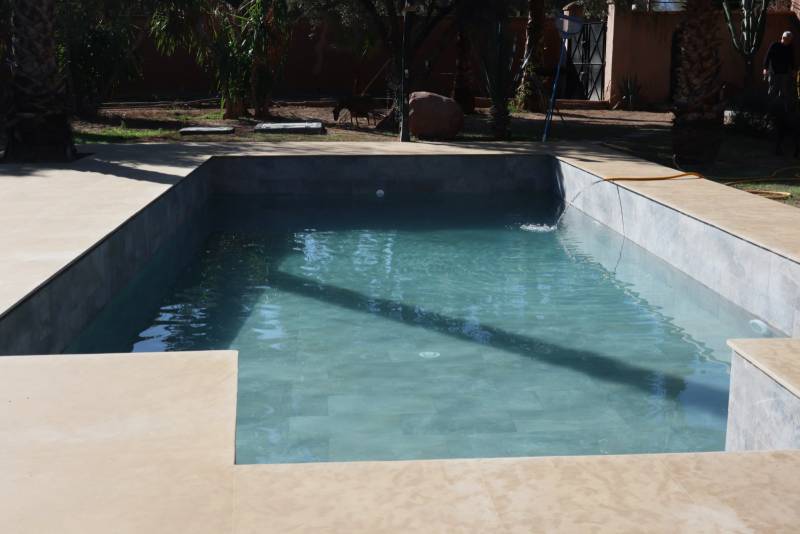 Piscine en cour de remplissage prés de chez vous 