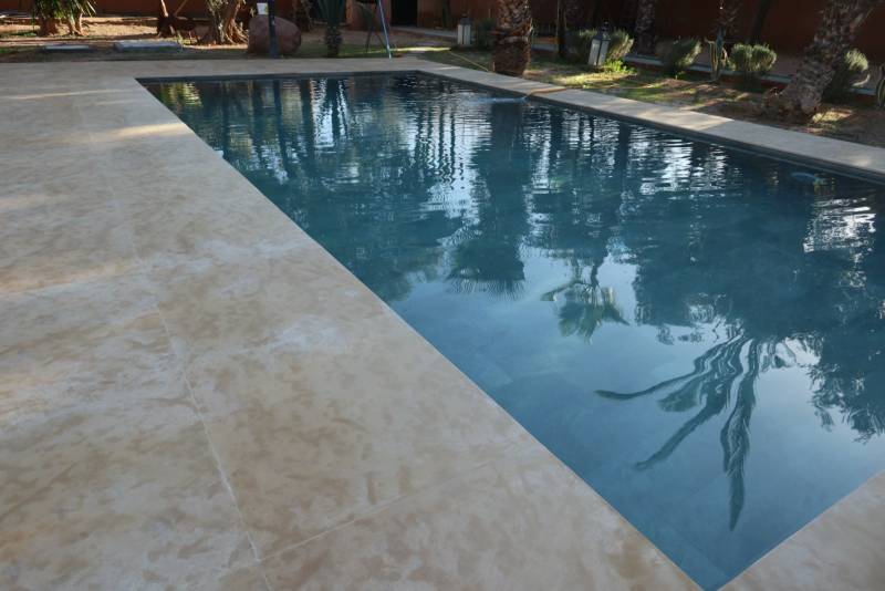 Piscine rénovée remplie (faisable chez vous )