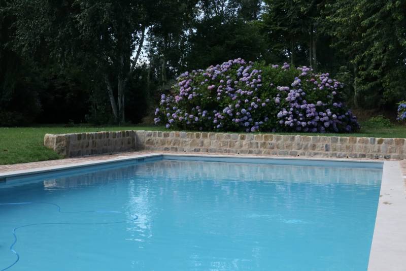 Belle piscine avec muret en grés en pays de Caux