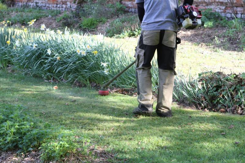 Taille de bordures au fils Nylon prés de Barentin