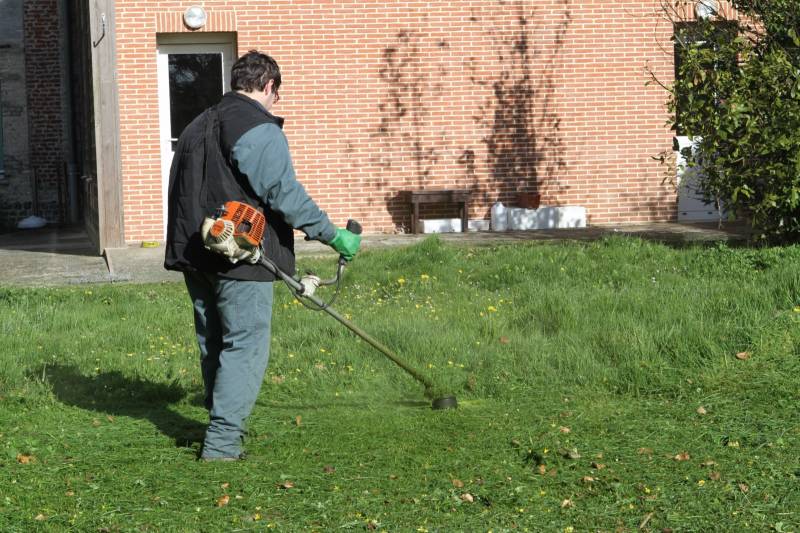 Fauchage d'herbes hautes