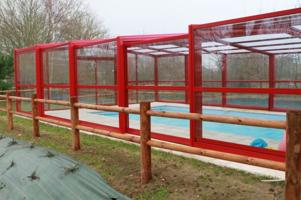 Détail d'un abri double vitrage chauffé pour un bain en toute saison en Normandie