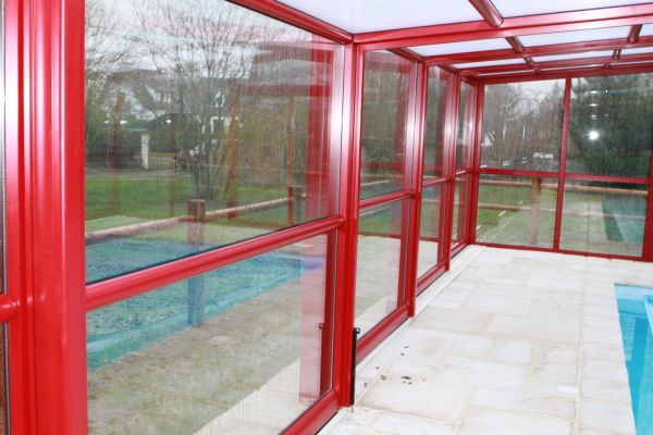 Vue de la finition parfaite abri piscine en Normandie