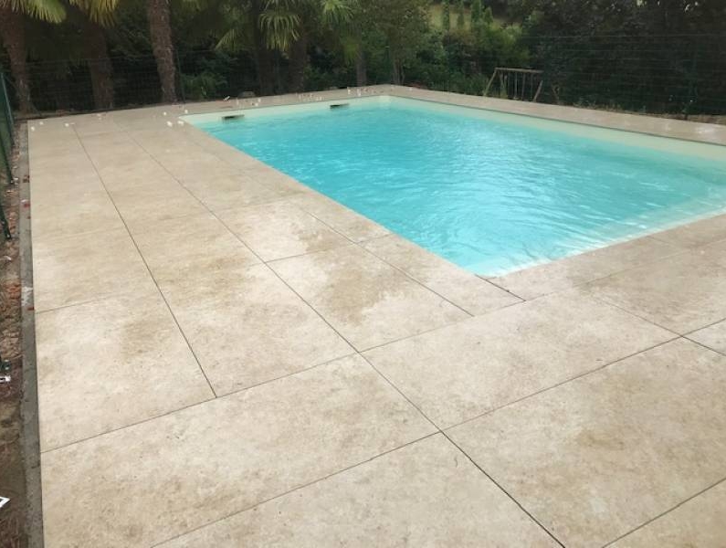 Plage de piscine en dalles grès cérame EVO2 en Seine Maritime