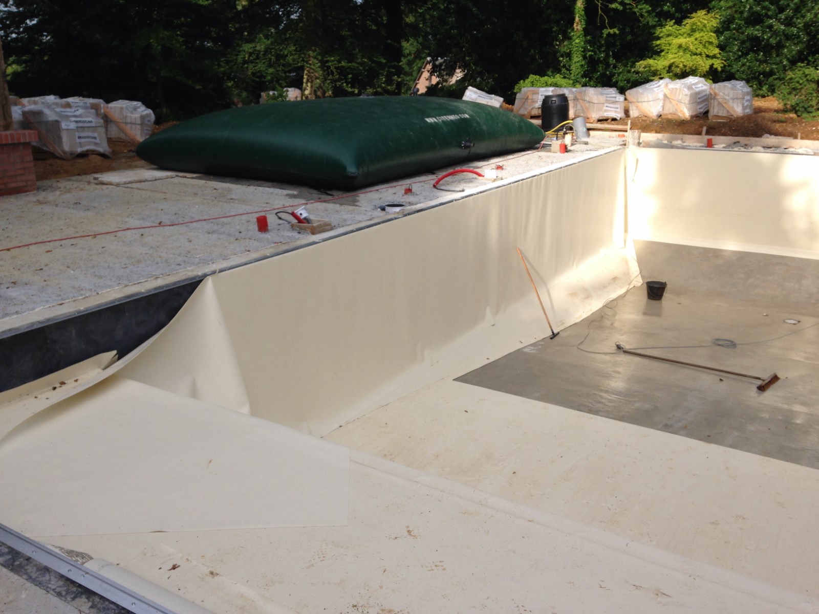 Pose de PVC armé couleur sable dans le Rhone