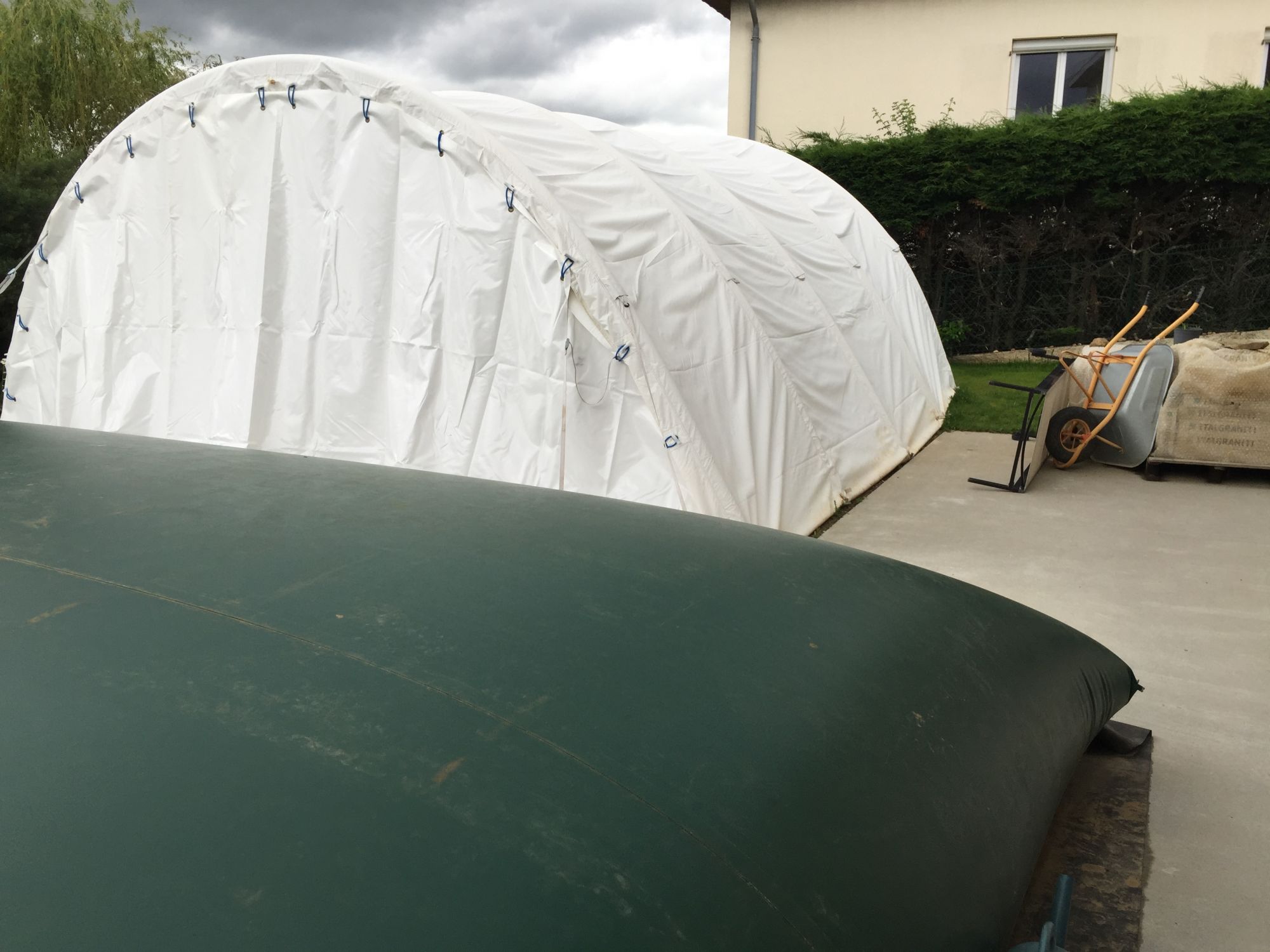 Abri et citerne souple pret à remplir aprés pose du liner