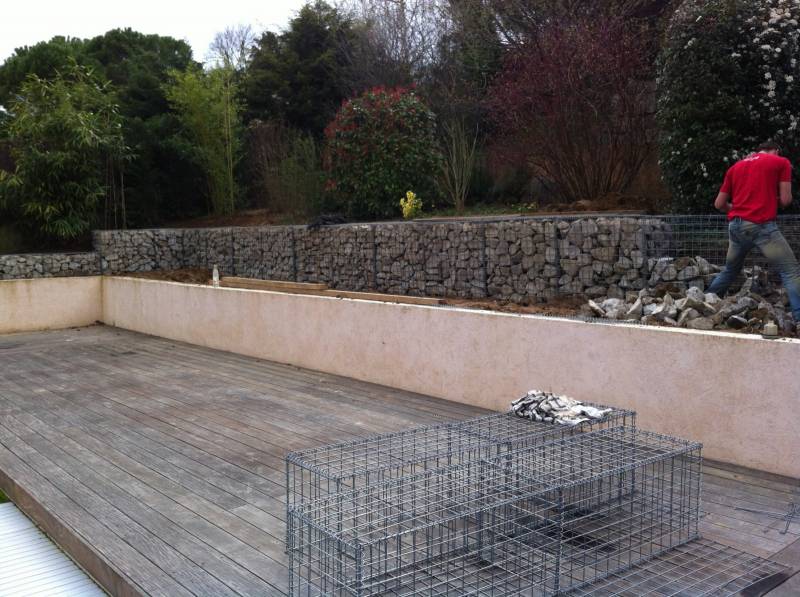 Gabions en cour de remplissage en Seine Maritime