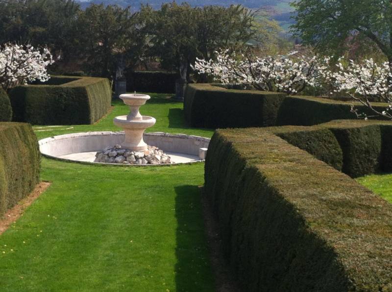 Taille des haies et entretien d'une fontaine dans un parc