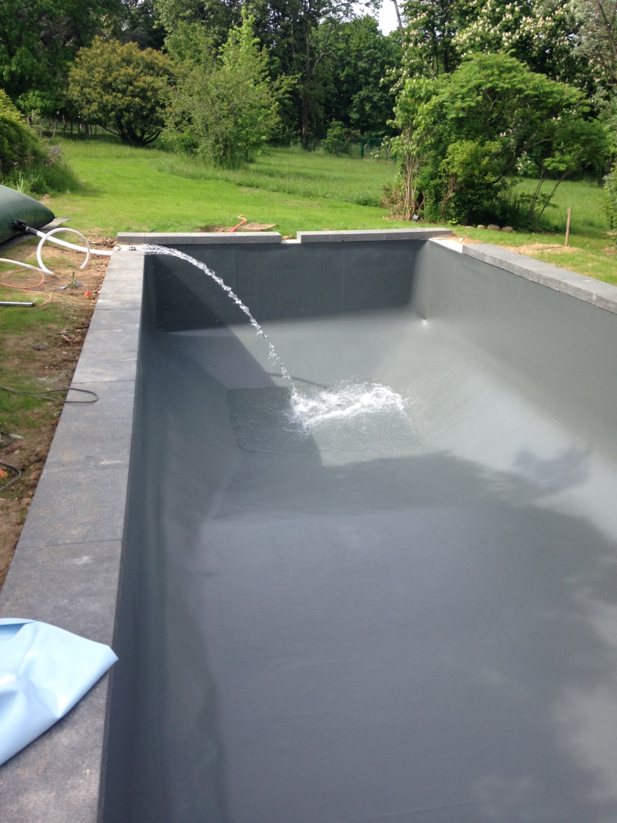 Remplissage d'une piscine dans l'ouest Lyonnais