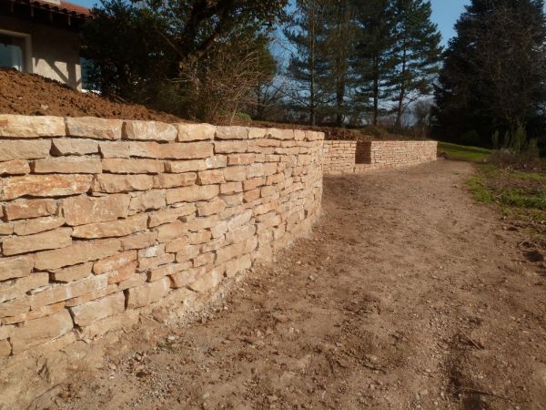Muret en pierre dans la région de normandie