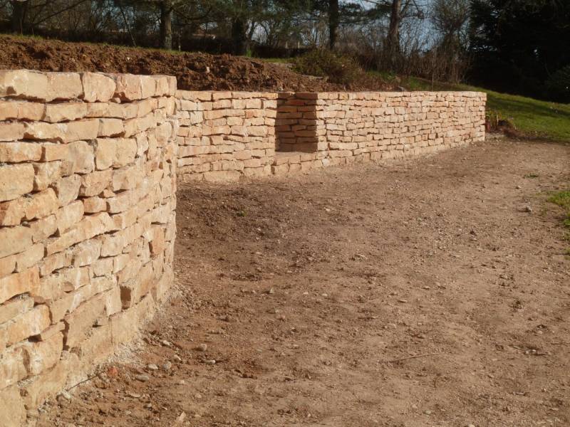 Réalisation de muret en pierre et réfection des gazons