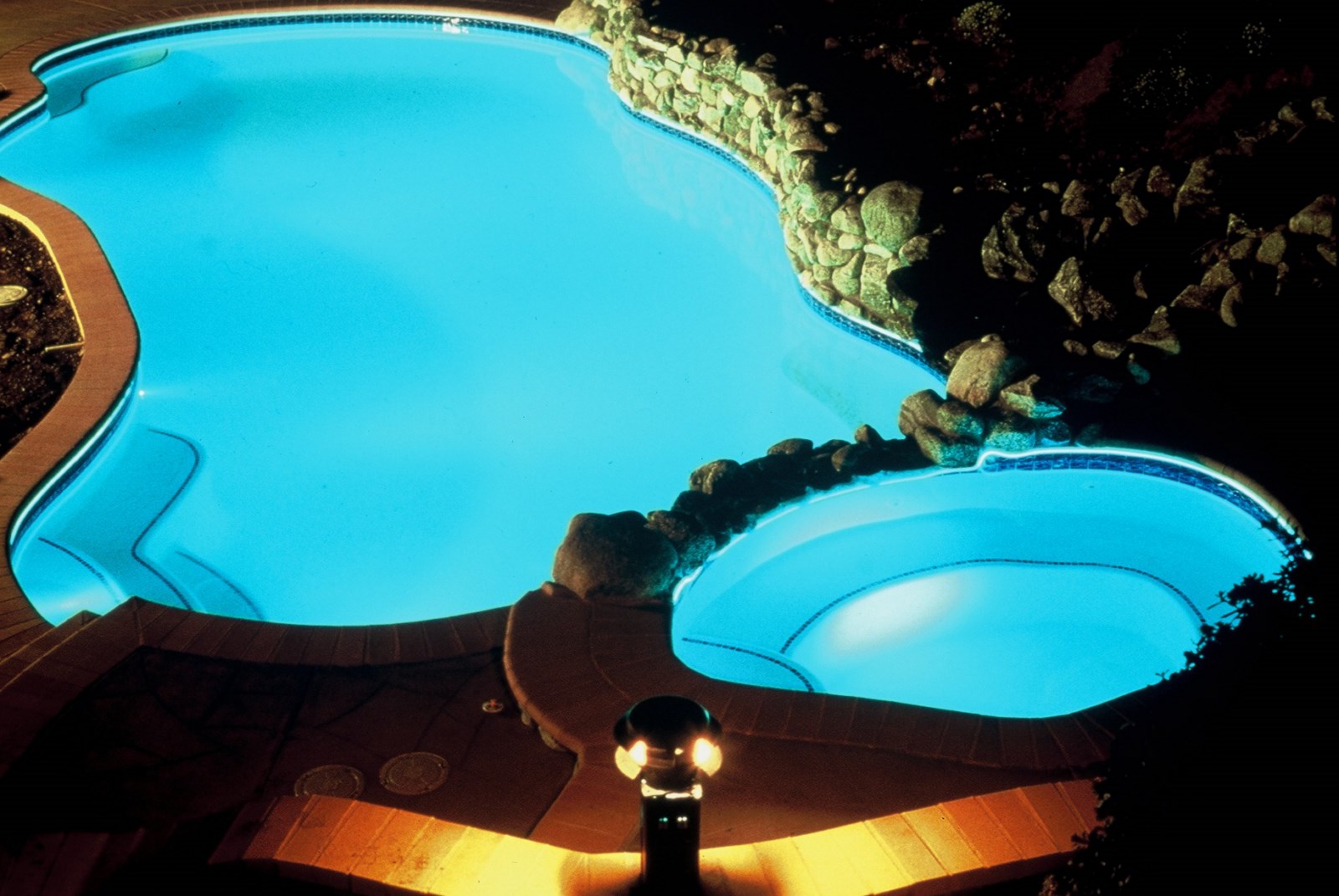 Piscine avec jacuzzi et son éclairage