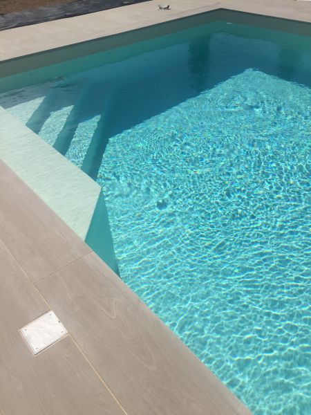 Piscine avec escalier d'angle et banquette 76000