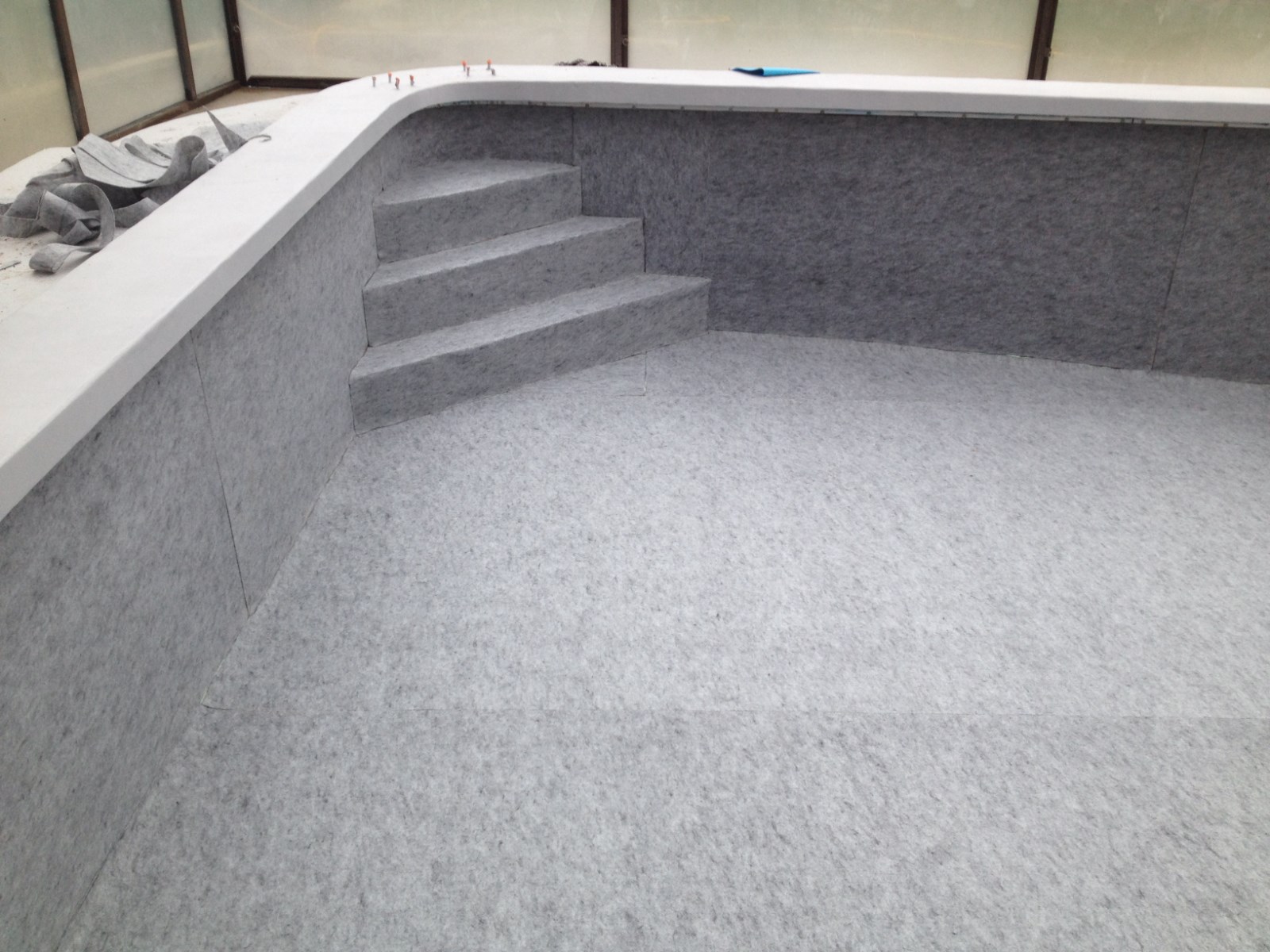 Pose d'un feutre de protection appelé thibaude 69